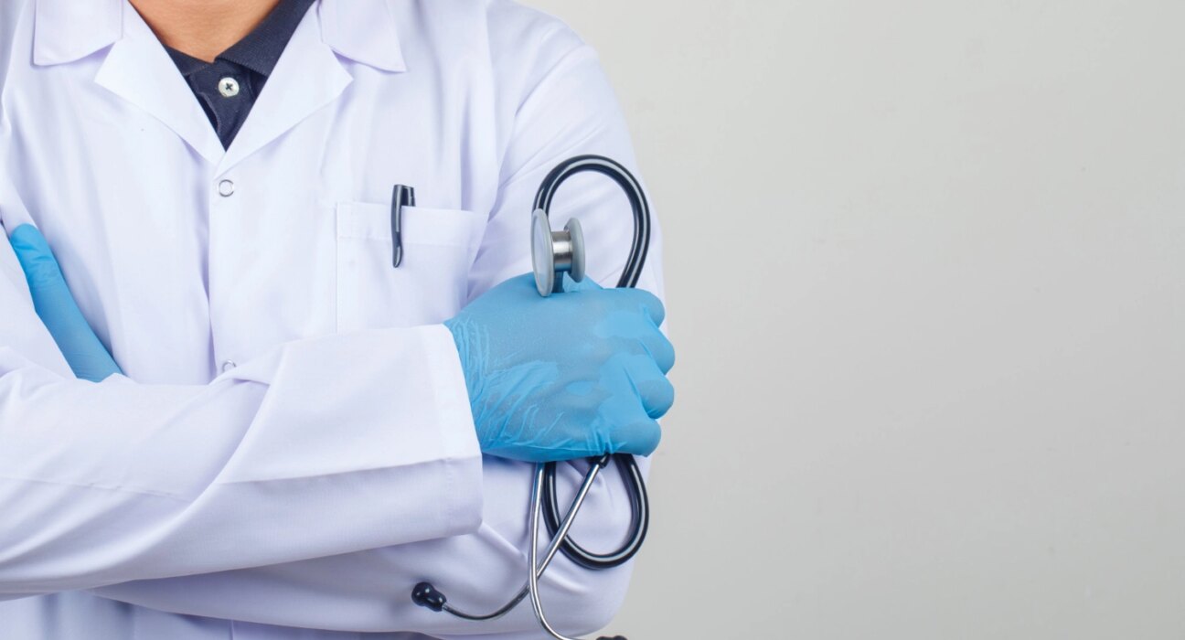 Femeie angajată ca medic primar de medicină sportivă, cercetată după ce nu s-a prezentat la locul de muncă, deşi figura ca fiind prezentă pe toată durata programului