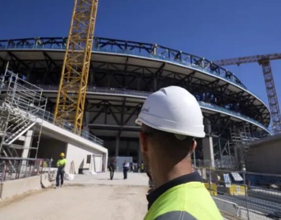 Amenzi mari pentru firma care a angajat muncitori la Nou Camp » „Ne-au păcălit! Dacă știam, nu am fi venit”