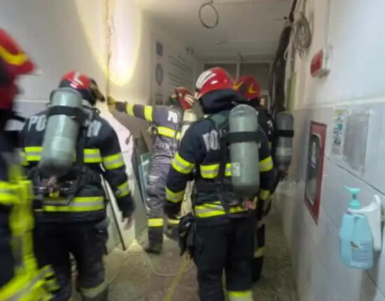 Incendiu la Spitalul Județean Reșița: fum dens, Planul Roșu activat și pacienți evacuați