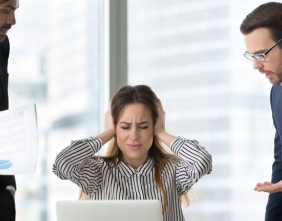 De ce liderii agresivi prosperă în companiile în care presiunea se confundă cu performanța: „Adevărata putere nu stă în frică, ci în capacitatea de a crea siguranță”