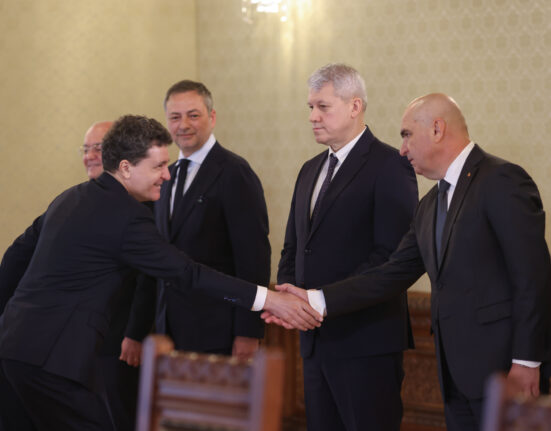 Cât de posibilă e o nouă fuziune a partidelor de dreapta. Politolog: „Întrebarea e în jurul cui se va face, în jurul PNL sau în jurul USR”