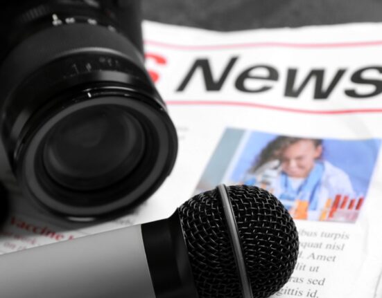 O generație pierdută de consumatori de știri? Un sondaj arată că adolescenții nu agreează mass-media de știri