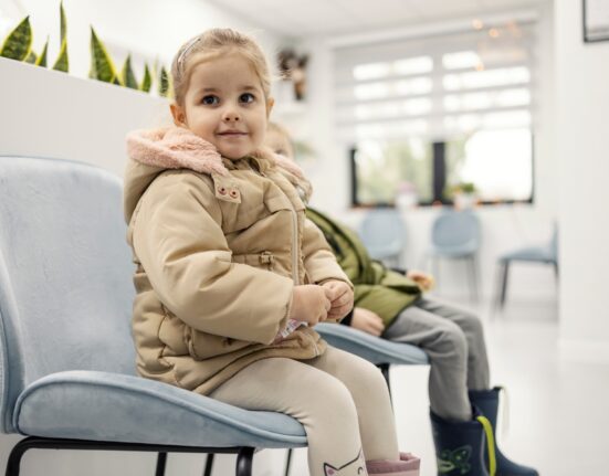 Noi fugim cu copilul la spital la prima febră, în Anglia primește paracetamol prin telefon. Cum se tratează, de fapt, copiii în străinătate și ce e diferit față de România