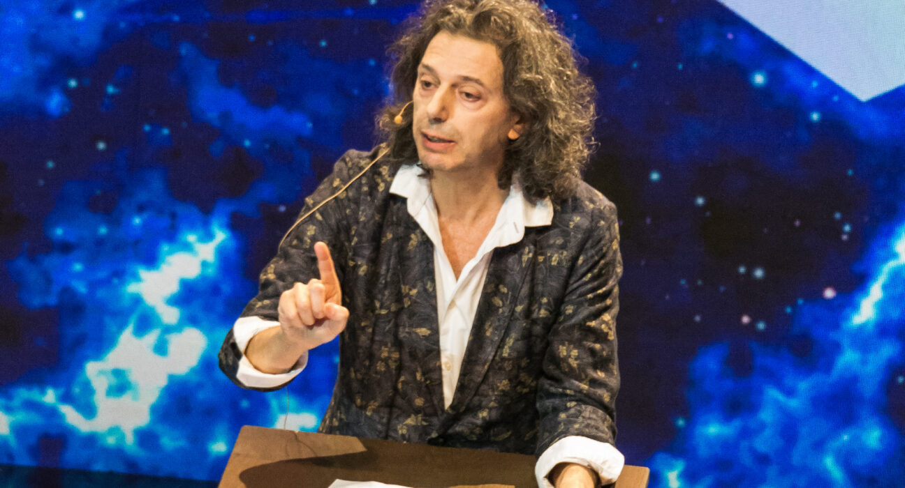 Unul dintre cei mai cunoscuți filosofi ai tehnologiei face apel la o „luptă” civilizațională împotriva inteligenței artificiale și vorbește de un „uragan” care se abate asupra lumii