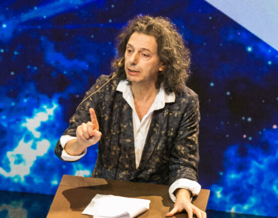 Unul dintre cei mai cunoscuți filosofi ai tehnologiei face apel la o „luptă” civilizațională împotriva inteligenței artificiale și vorbește de un „uragan” care se abate asupra lumii