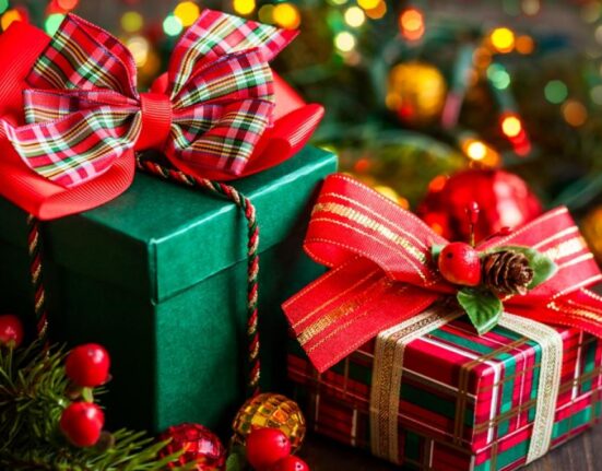 Sărbătorile de iarnă pun presiune pe bugetele românilor: Cât costă cadourile pentru persoanele dragi