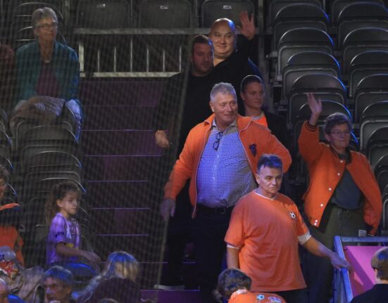 Cum a apărut Van der Vaart, venit direct de la București, în fieful marii rivale din Rotterdam » A asistat la un recital al Olandei, cu partenera Polman pe parchet