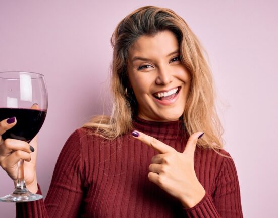 Ce se întâmplă în corpul nostru dacă bem zilnic un pahar cu vin. Efectele, explicate de cercetători