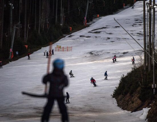 Se schiază de sâmbătă la Transalpina pe două pârtii din golul alpin