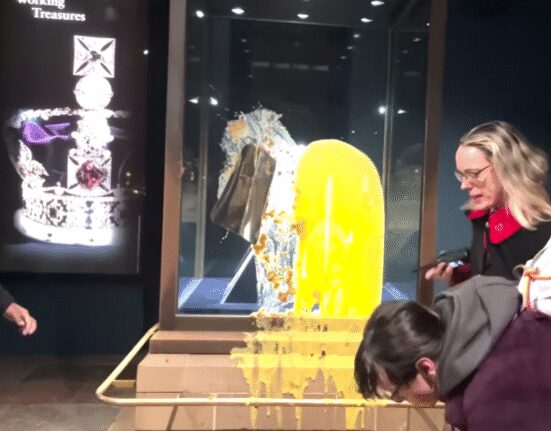 VIDEO Momentul în care patru tineri aruncă cu mâncare în vitrina în care este Coroana imperială. Turnul Londrei, închis temporar