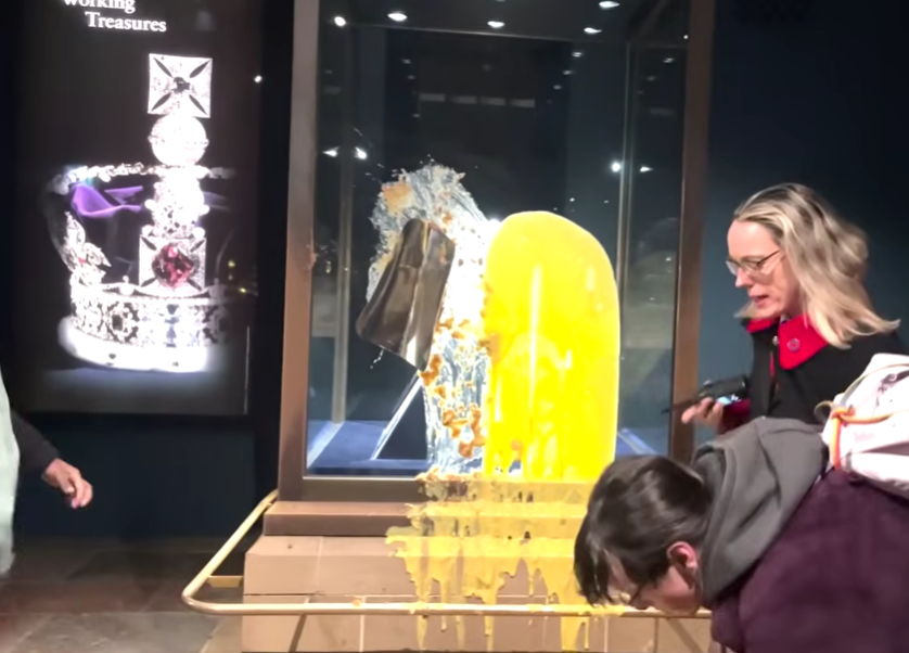 VIDEO Momentul în care patru tineri aruncă cu mâncare în vitrina în care este Coroana imperială. Turnul Londrei, închis temporar