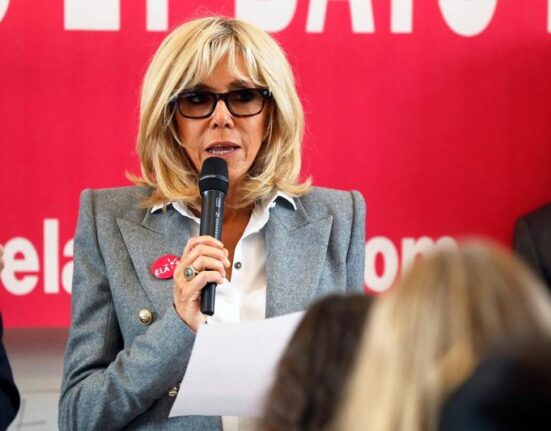 Scandal în Franța, după o filmare în care Brigitte Macron le insultă pe activistele care au dat peste cap spectacolul unui comediant acuzat de viol