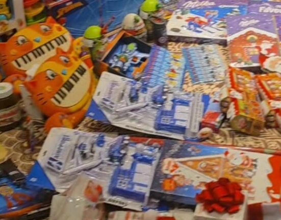 Capcana cadourilor de Sărbători. Psiholog: „Cadourile scumpe ar trebui asumate de părinți, nu de Moșul”