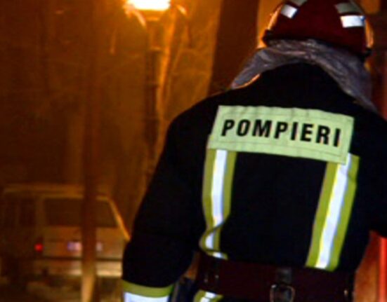 Situație critică într-un bloc din Tulcea după ce podeaua unui apartament s-a surpat. Pompierii intervin de urgență