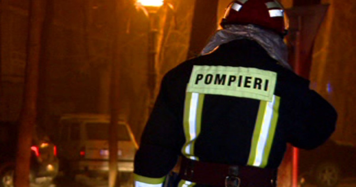 Situație critică într-un bloc din Tulcea după ce podeaua unui apartament s-a surpat. Pompierii intervin de urgență