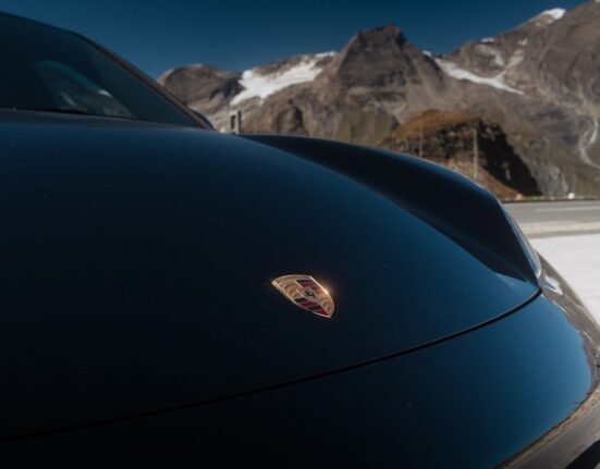 Sute de mașini Porsche din Rusia au încetat brusc să mai funcționeze. Care ar putea fi problema