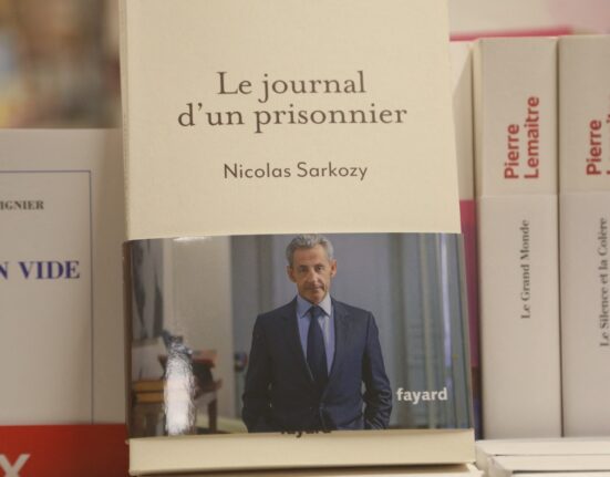 Sarkozy și-a lansat cartea „Jurnalul unui prizonier”, în care descrie cele 20 de zile petrecute în închisoare