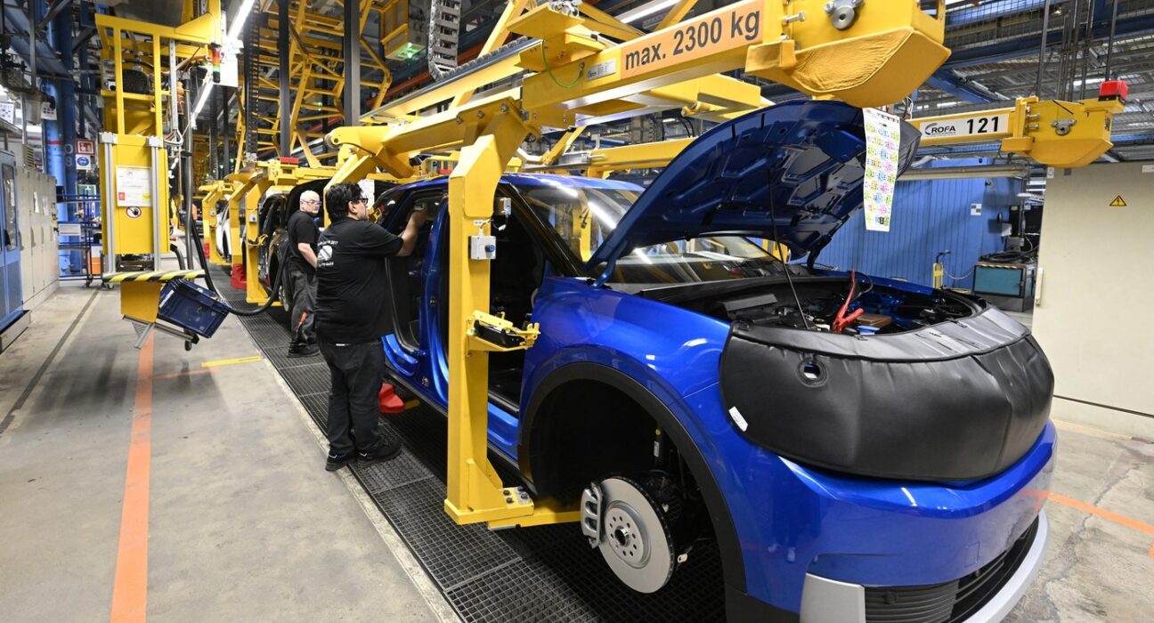 Germania se confruntă cu o „furtună perfectă”. Numai în sectorul auto, s-au pierdut 50.000 de locuri de muncă