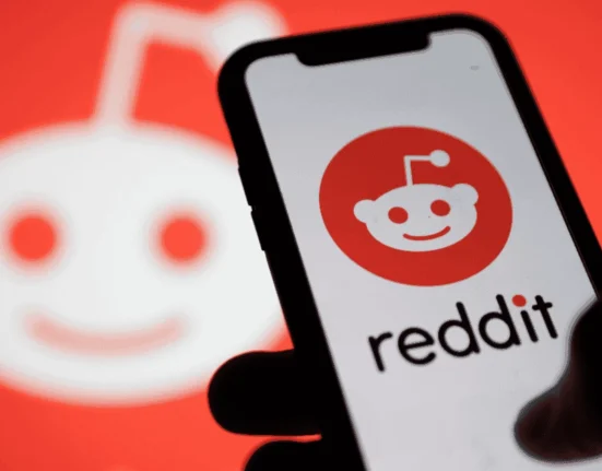 Reddit începe testarea profilurilor verificate pentru a creşte transparenţa pe platformă