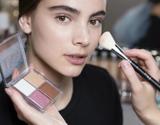 Prețurile machiajului profesional explodează înainte de Revelion: Cât plătesc româncele pentru look-ul perfect