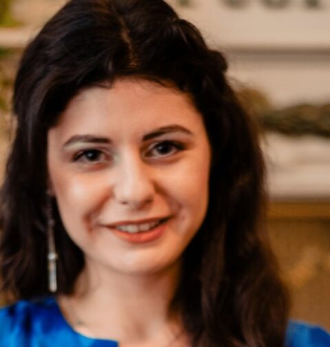 „Teatrul, o experiență necesară pentru cei care vor să aibă acces la cunoaștere și să ajungă la esența lucrurilor”. INTERVIU cu regizoarea și autoarea Monica Pop