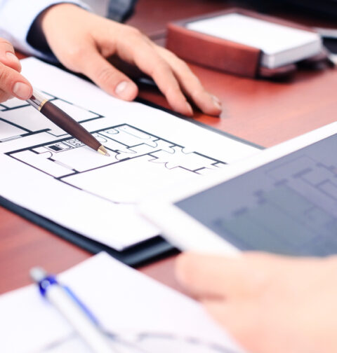 Grindă în loc de ușă, gaură și priză în loc de aer condiționat, locuri de joacă la subsol, vedere „spre mare” cu 3 blocuri în față. Anomaliile descoperite de ANPC la dezvoltatorii imobiliari