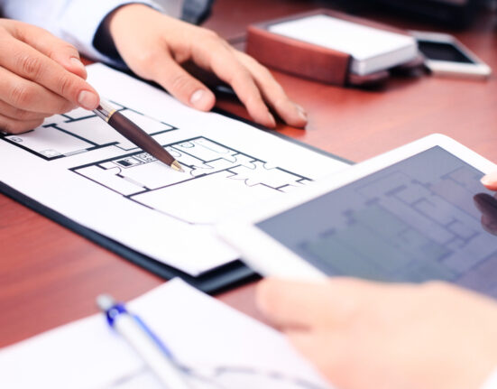 Grindă în loc de ușă, gaură și priză în loc de aer condiționat, locuri de joacă la subsol, vedere „spre mare” cu 3 blocuri în față. Anomaliile descoperite de ANPC la dezvoltatorii imobiliari