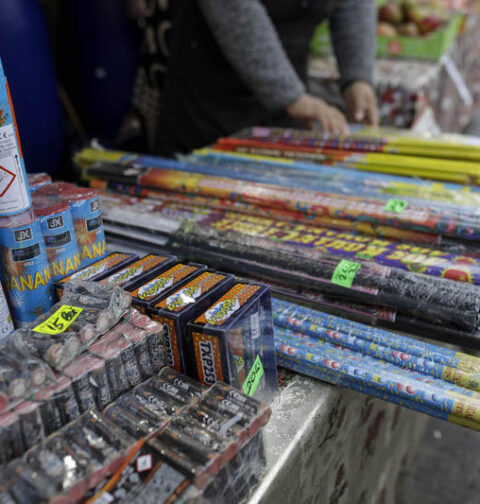 Doi frați de 8 și 10 ani fost grav răniți după ce s-au jucat cu o petardă. Au suferit leziuni în urma exploziei