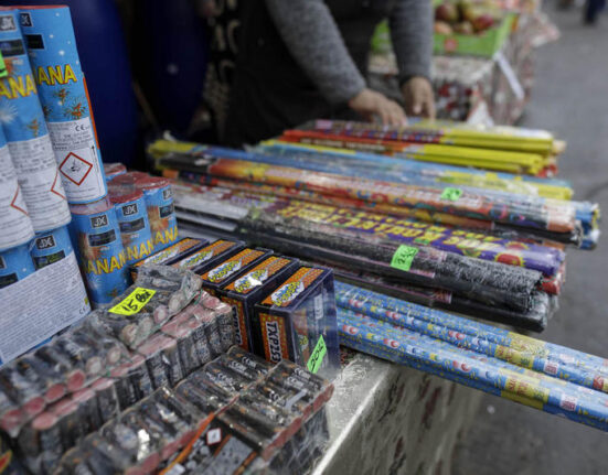 Doi frați de 8 și 10 ani fost grav răniți după ce s-au jucat cu o petardă. Au suferit leziuni în urma exploziei