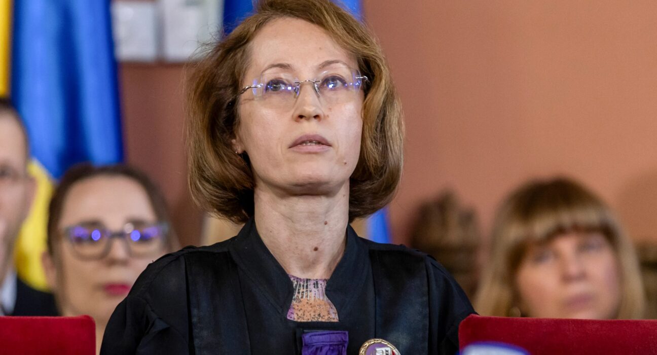 Cine plătește dacă afișezi un fake-news despre Recorder și judecătoarea Raluca Moroșanu într-o intersecție din București?