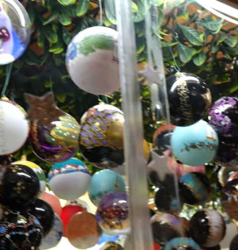 Bărbat amenințat cu interdicție de un an după ce a cumpărat zeci de cărucioare cu globulețe de Crăciun dintr-un magazin de grădinărit