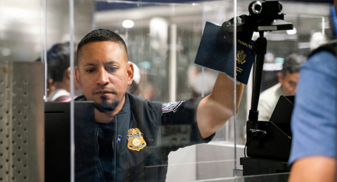 SUA fotografiază toți străinii care intră pe teritoriul său. Colectarea datelor biometrice, extinsă inclusiv la copiii sub 14 ani