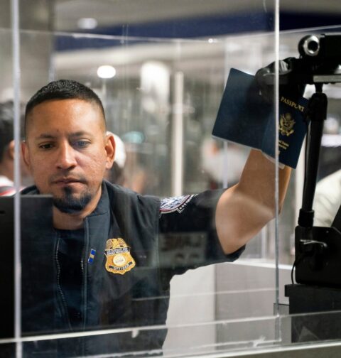 SUA fotografiază toți străinii care intră pe teritoriul său. Colectarea datelor biometrice, extinsă inclusiv la copiii sub 14 ani