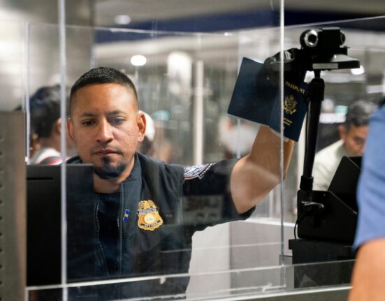 SUA fotografiază toți străinii care intră pe teritoriul său. Colectarea datelor biometrice, extinsă inclusiv la copiii sub 14 ani