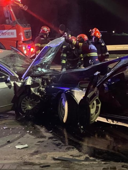 Accident teribil în Botoșani, între două mașini: una dintre victime a decedat, restul sunt rănite