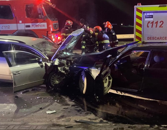 Accident teribil în Botoșani, între două mașini: una dintre victime a decedat, restul sunt rănite