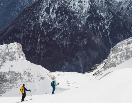 Turişti din Republica Moldova, blocaţi la Refugiul Călţun. Salvamontiştii nu pot interveni până luni dimineaţă