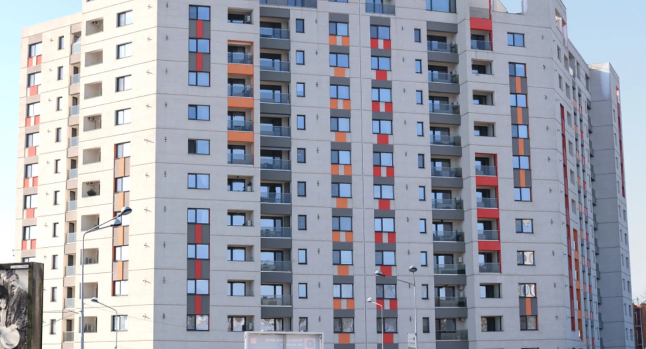 Comerțul și imobiliarele o iau razna în 2026: Managerii anunță creșteri de prețuri și concedieri