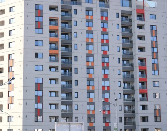 Comerțul și imobiliarele o iau razna în 2026: Managerii anunță creșteri de prețuri și concedieri