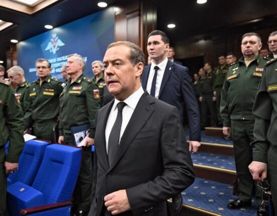 Dmitri Medvedev îl amenință cu moartea pe Zelenski și spune că trupul său ar trebui expus într-un muzeu din Rusia: „Doamna cu coasa îi suflă în ceafă”