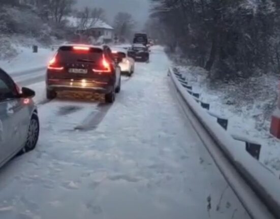 Ninsoarea abundentă paraliează traficul pe Valea Oltului. S-au format coloane de mașini de câțiva kilometri / Cum se circulă în țară
