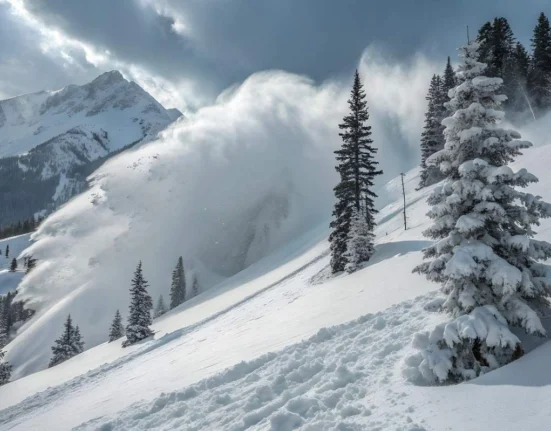 Risc de avalanşe în zona montană a județului Vâlcea: Salvamontiştii recomandă turiştilor să fie prudenţi