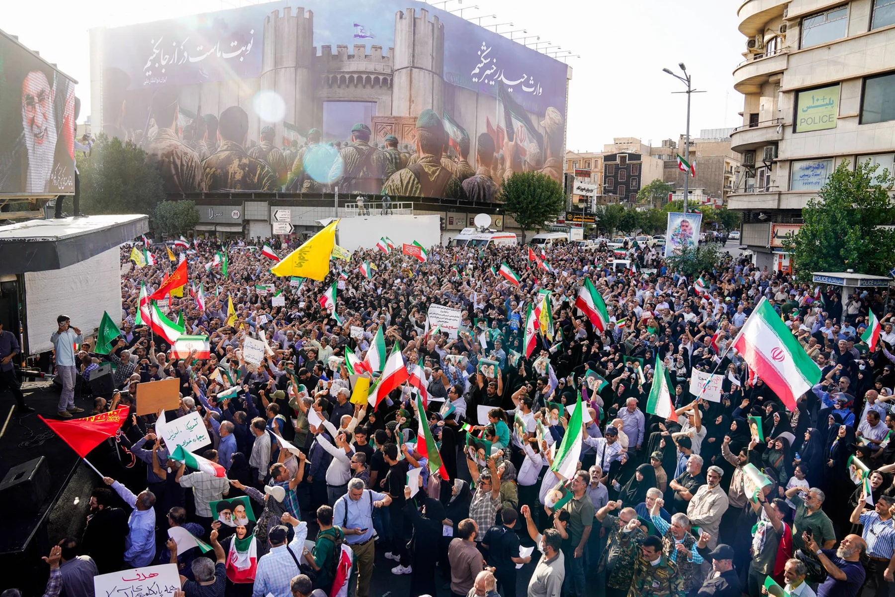 Masoud Pezeshkian, la un protest față de atacurile SUA. FOTO PROFIMEDIA jpg