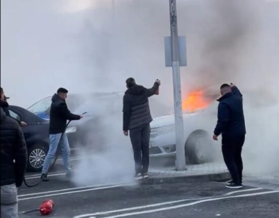 Mașină cuprinsă de flăcări în parcarea unui hipermarket din Pitești. Imagini virale cu intervenția șoferilor aflaţi în zonă