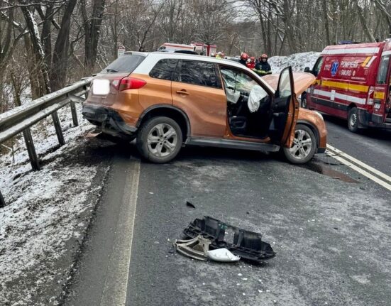 O șoferiță a intrat într-o mașină de pe contrasens: cinci persoane rănite și trafic blocat pe DN1, în Sibiu
