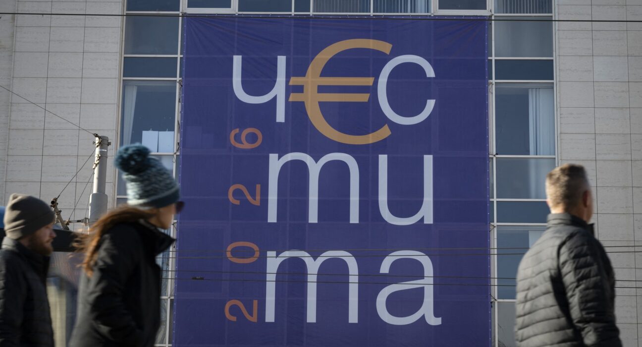 Bulgaria trece la euro, începând de astăzi: optimism oficial, anxietate publică și bani scoși la lumină