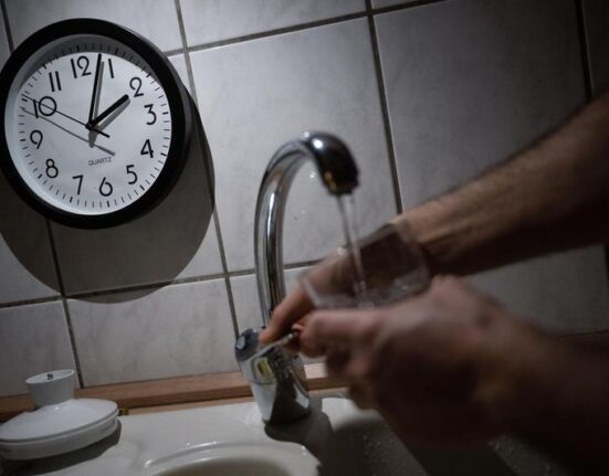 Consumul apei, interzis în mai multe localităţi din Prahova. La analize s-au descoperit concentraţii mari de arsen, amoniu sau fier