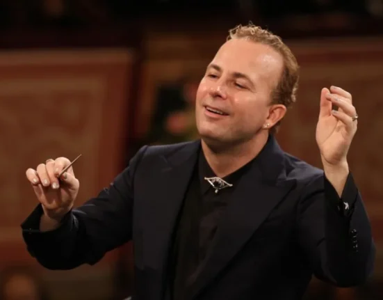 ‘Clovn cu unghii date cu ojă’ / ‘O lume întreagă îl aplaudă, la noi curge veninul’