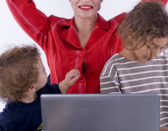 De ce copilul tău spune „te tweakezi”? Semnalul ascuns al stresului parental