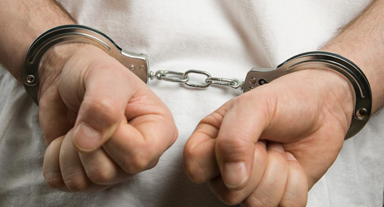 Un bărbat din Vaslui a reușit să fugă după ce i-a lovit pe polițiștii ce-l încătușaseră